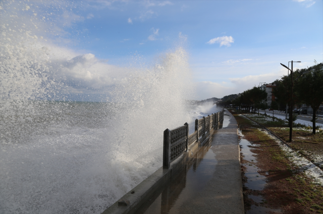 karadeniz in dalgalari sahil yolunu ve evleri 19477150 1543 m
