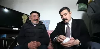 Kars'ta yaşlıların evine zehirlenme riskine karşı duman dedektörü takılıyor