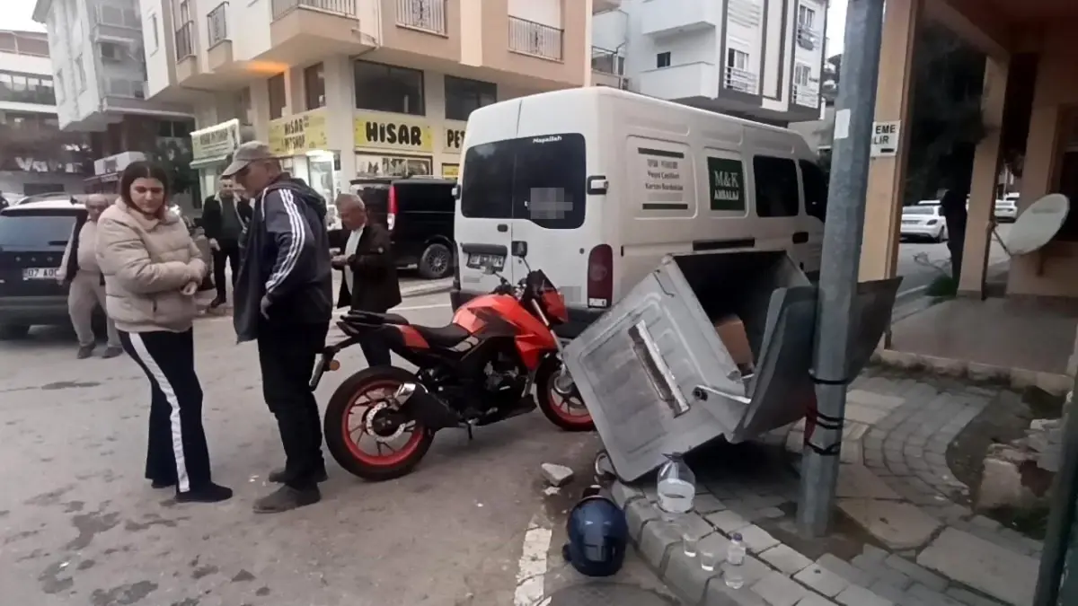 Manavgat'ta kamyonet ile motosiklet çarpıştı: 1 yaralı
