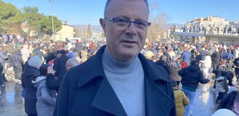 Manisa'da çocuklar kamyonlarla getirilen karda eğlendi