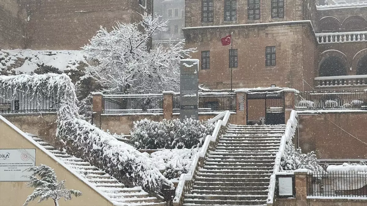 Mardin'de kar yağışı etkili oldu