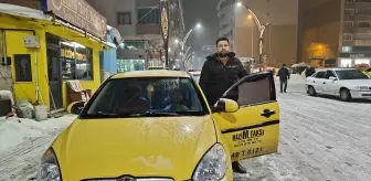 Muş'ta taksi şoförü yüksek ateşi olan çocuğu kucağında taşıyarak hastaneye yetiştirdi