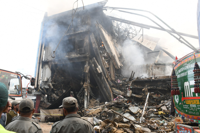 pakistan da avm yangininda can pazari alevlerden 19477195 7491 m