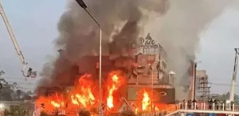 Pakistan'da bir alışveriş merkezinde çıkan yangında 6 kişi hayatını kaybetti