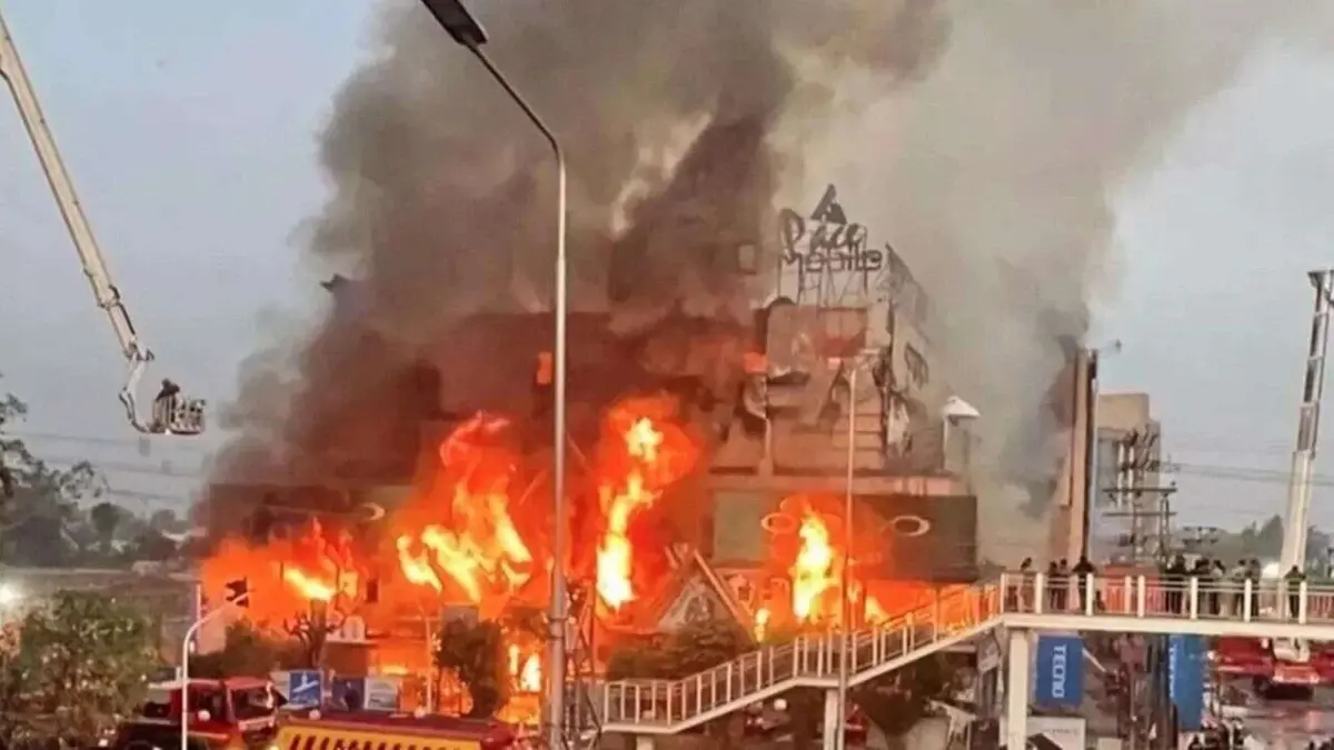 Pakistan'da AVM yangınında can pazarı: Alevlerden kaçarken metrelerce yüksekten yere çakıldı