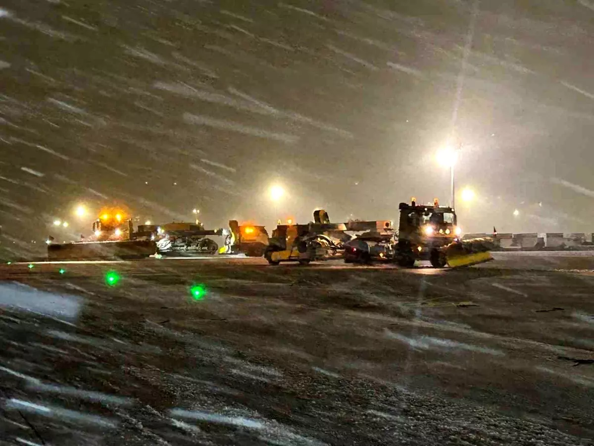 Sabiha Gökçen Havalimanı'nda karla mücadele çalışması