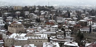 Safranbolu'nun tarihi yapıları beyaza büründü
