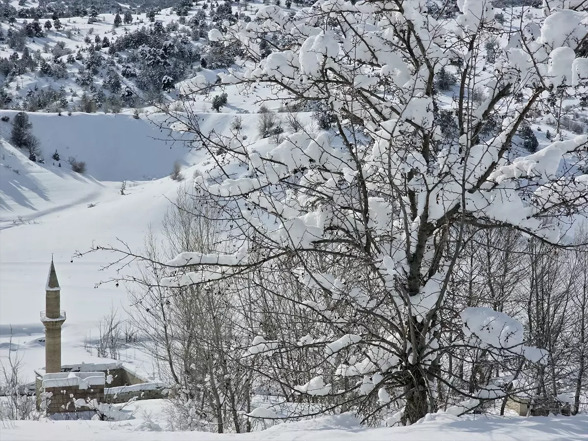 Sivas'ta Pusat-Özen Barajı'nın yüzeyi buz tuttu