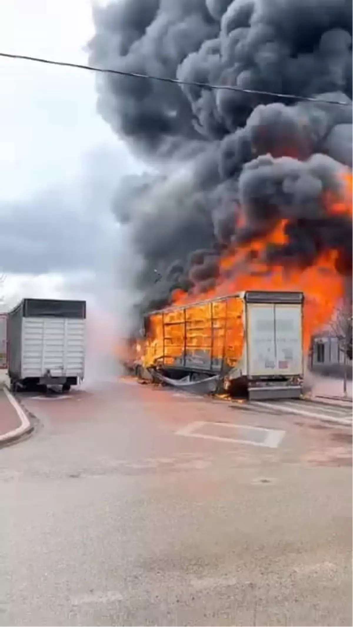 Sünger yüklü TIR'daki yangın, yanındaki mobilya yüklü dorseye sıçradı