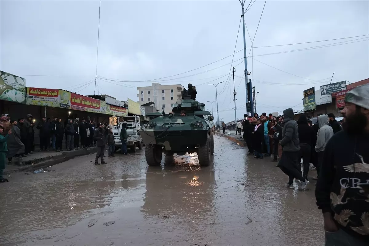 Suriye ordusu, Tel Abyad sahasından Rakka ve Haseke yönünde cephe açarken, birlikler Rakka merkezine giriyor