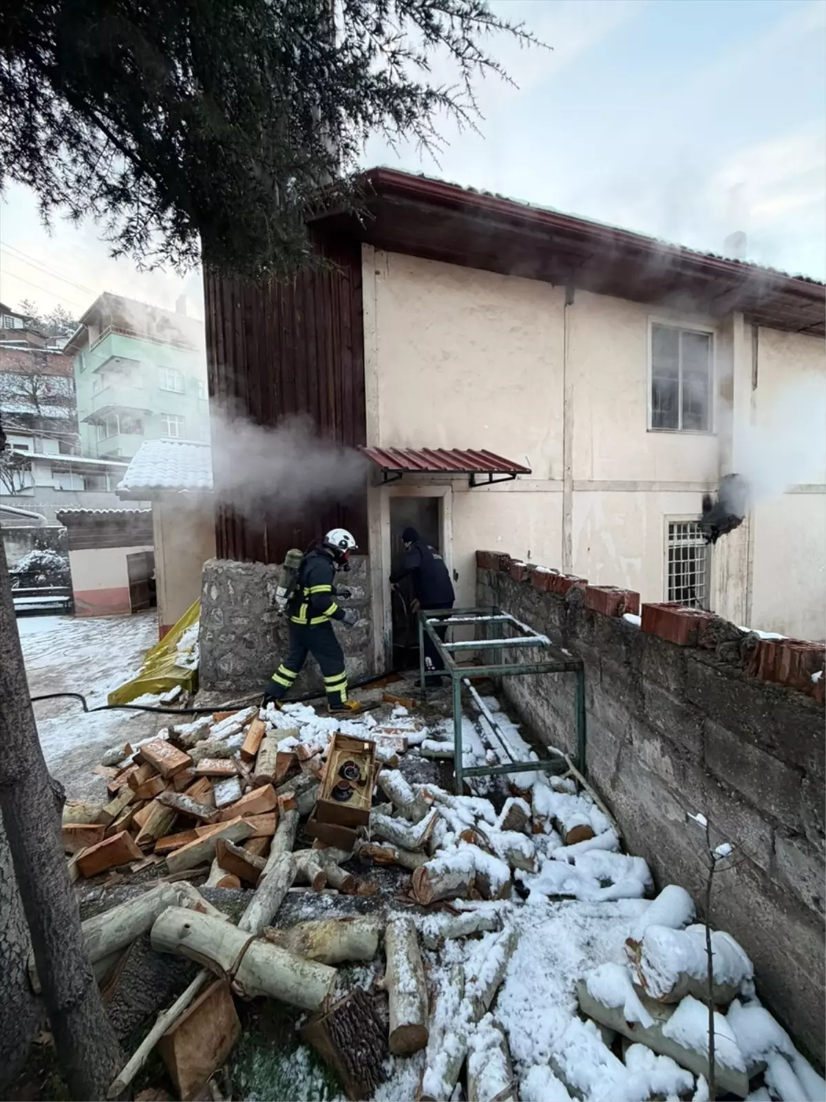 Tokat'ta camide çıkan yangın hasara neden oldu