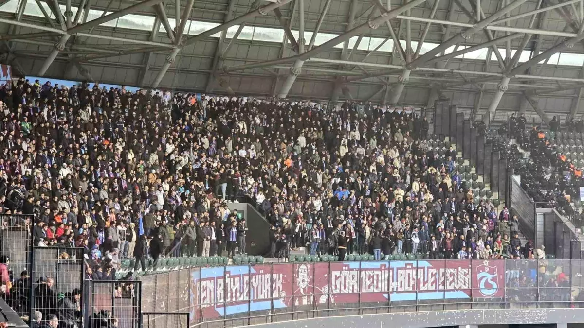 Trabzonspor taraftarı, Kocaeli'de takımını yalnız bırakmadı