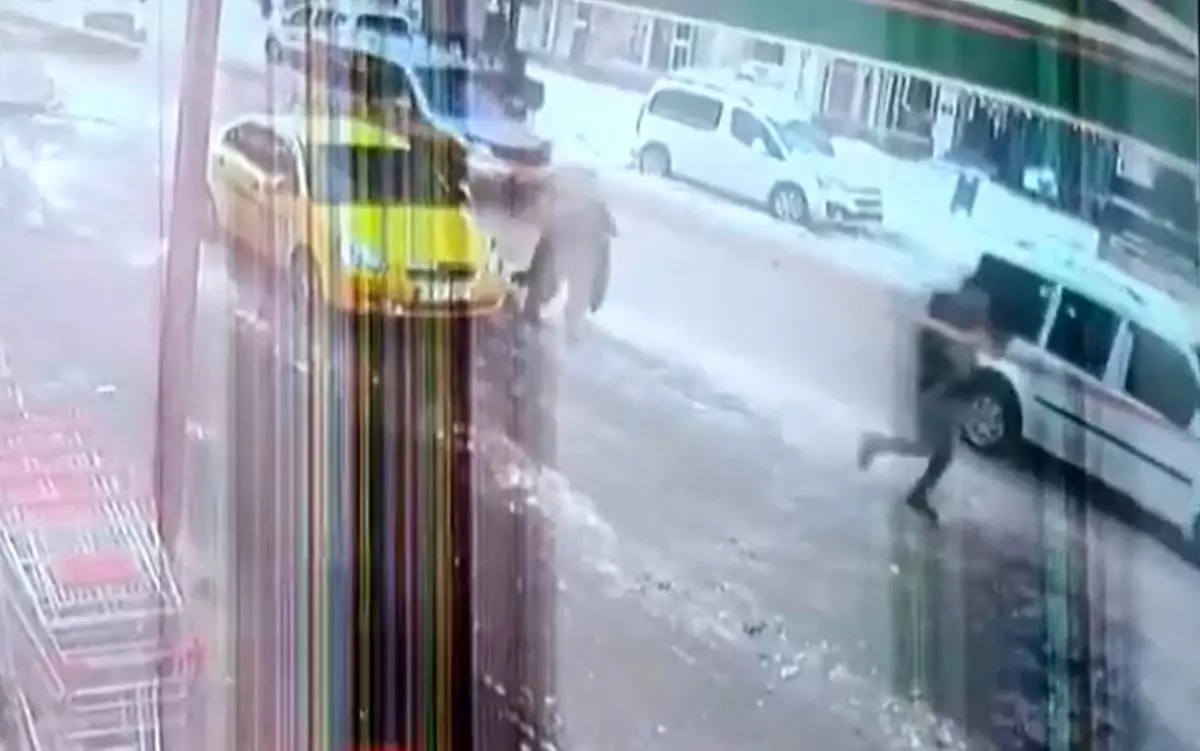 Trafik kilitlenince taksiden indi, havale geçiren çocuğu kucağında hastaneye taşıdı