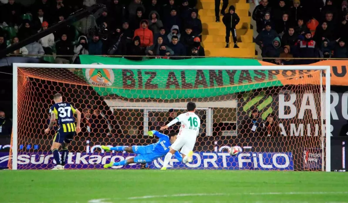 Trendyol Süper Lig: Alanyaspor: 2 Fenerbahçe: 1 (İlk yarı)
