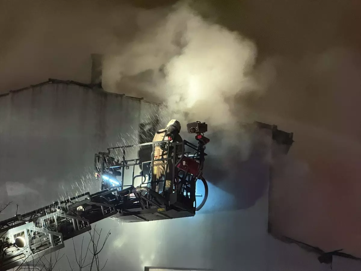 Ümraniye'de bir binada çıkan yangın söndürüldü