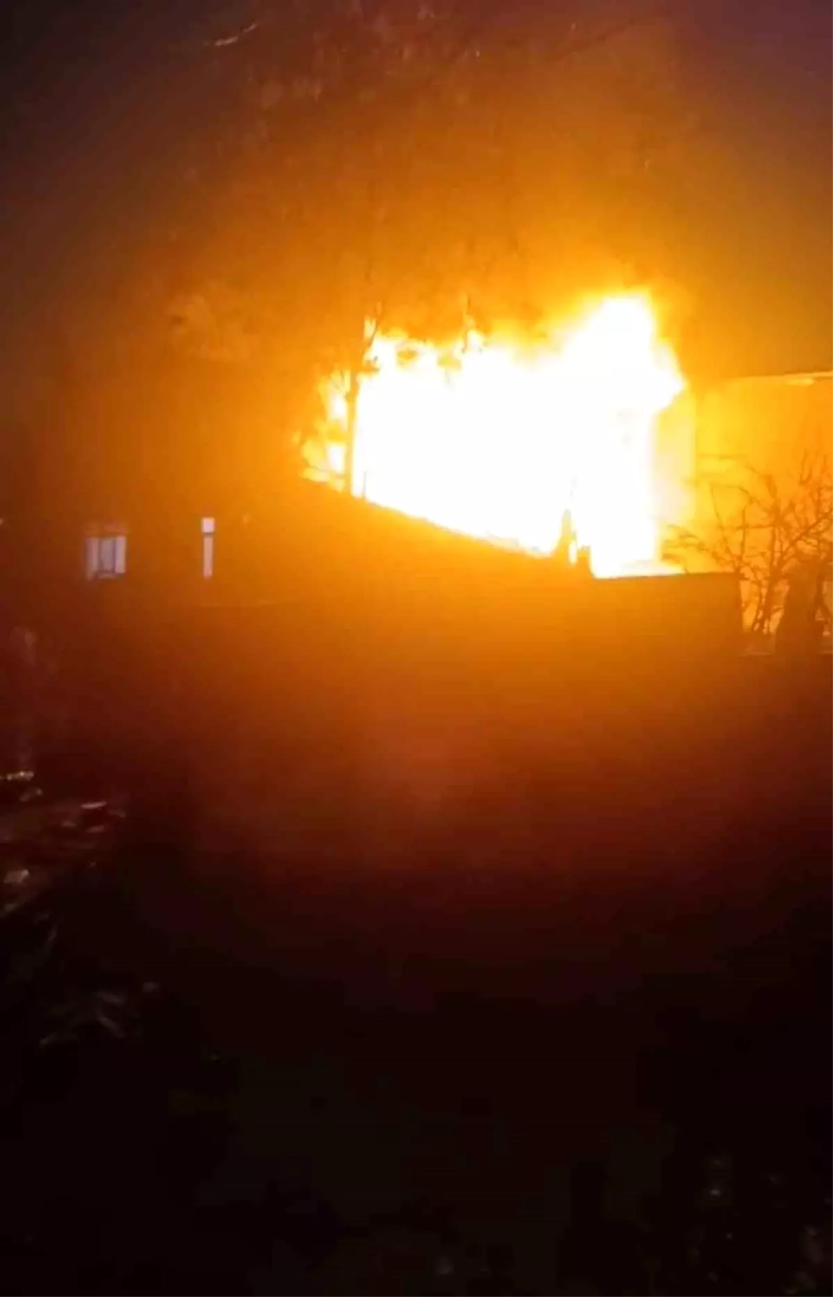 Ümraniye'de korkutan çatı yangını