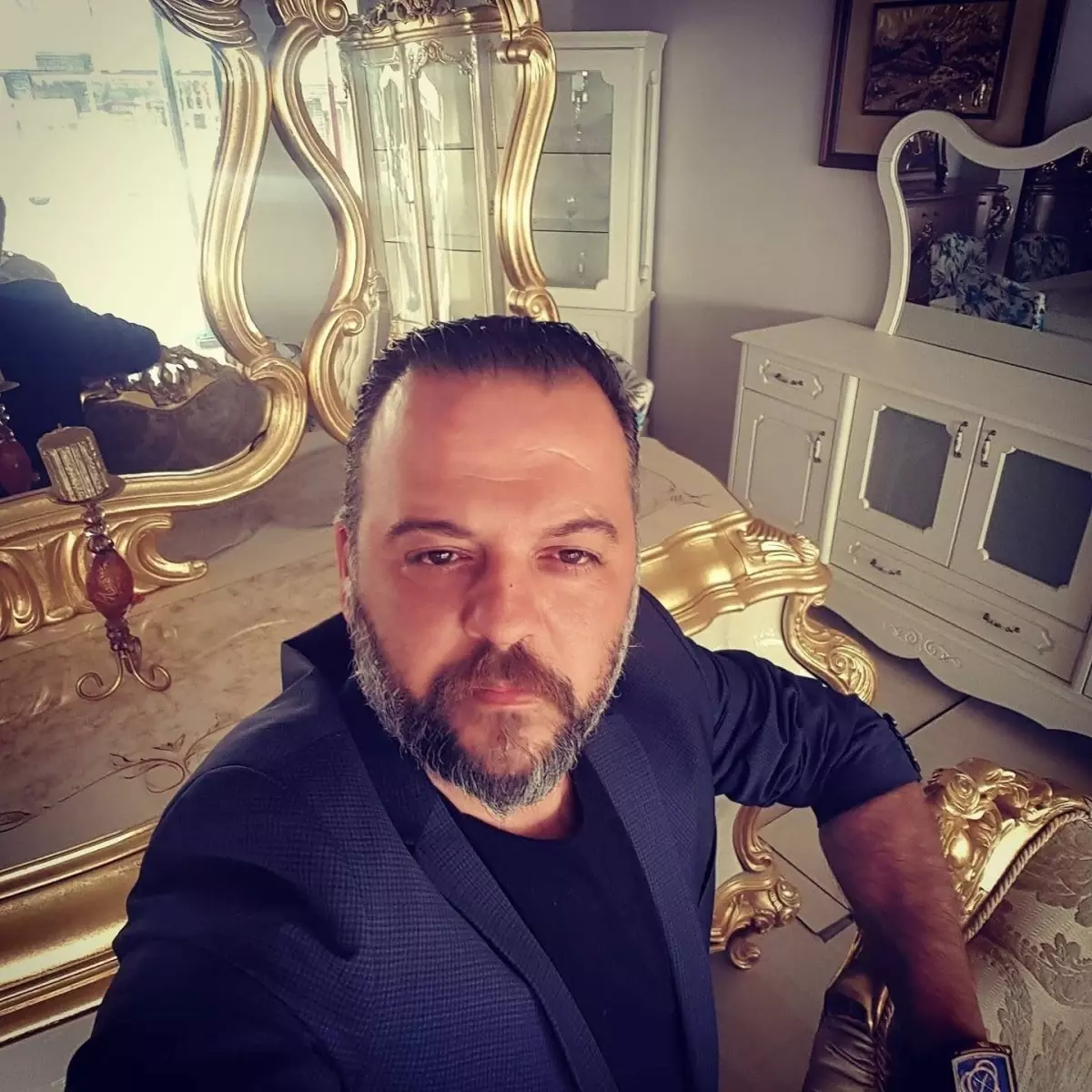 Yakıtı biten otomobilinin yanında beklerken hafif ticari araç çarpan mobilyacı toprağa verildi