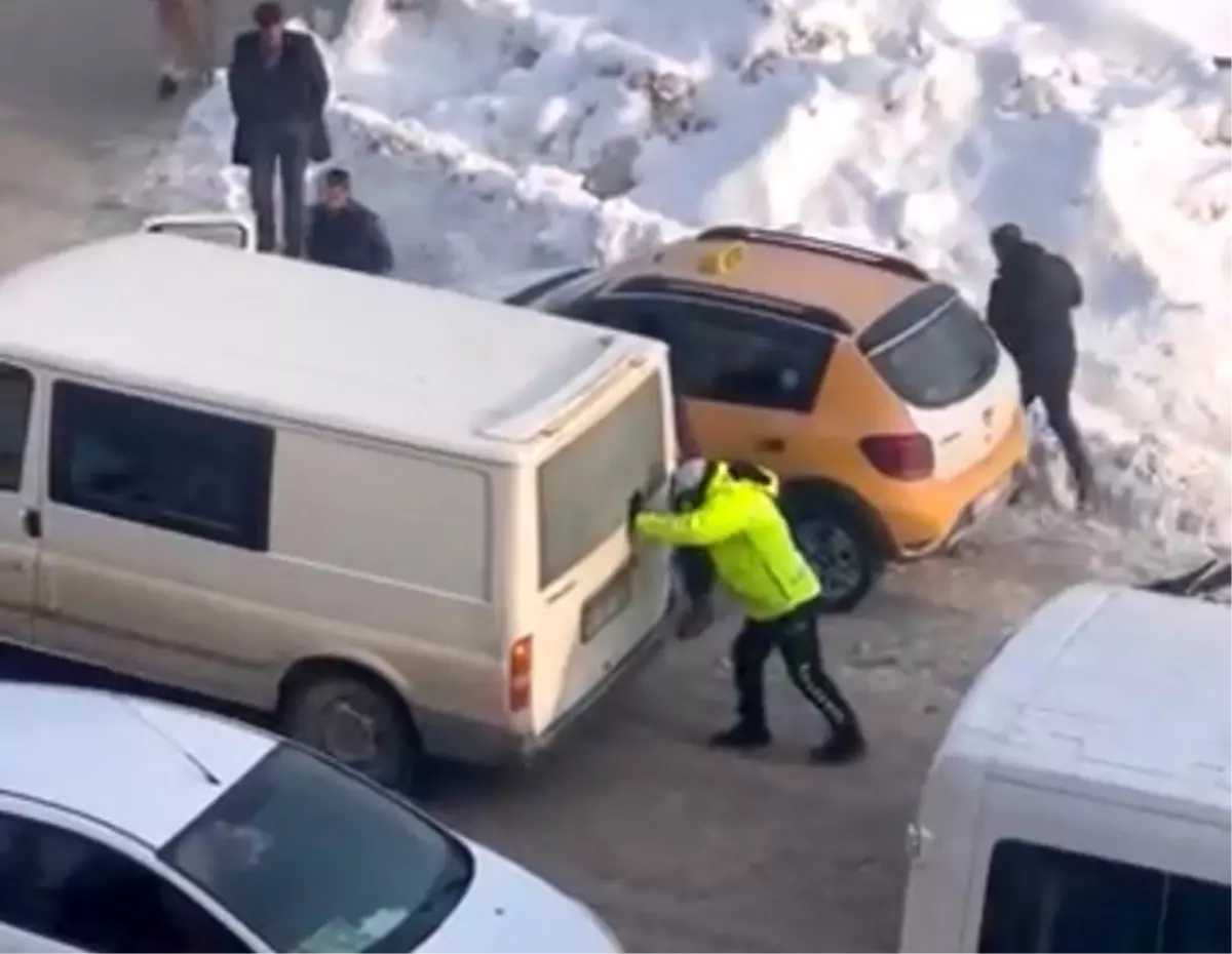 Yüksekova'da soğuk havada iç ısıtan hareket: Trafik polisi mahsur kalan aracı iterek kurtardı