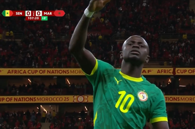 Afrika Kupası finalinde olay! 90+8'de verilen penaltı sonrası önce sahadan çekildiler, sonra geri döndüler