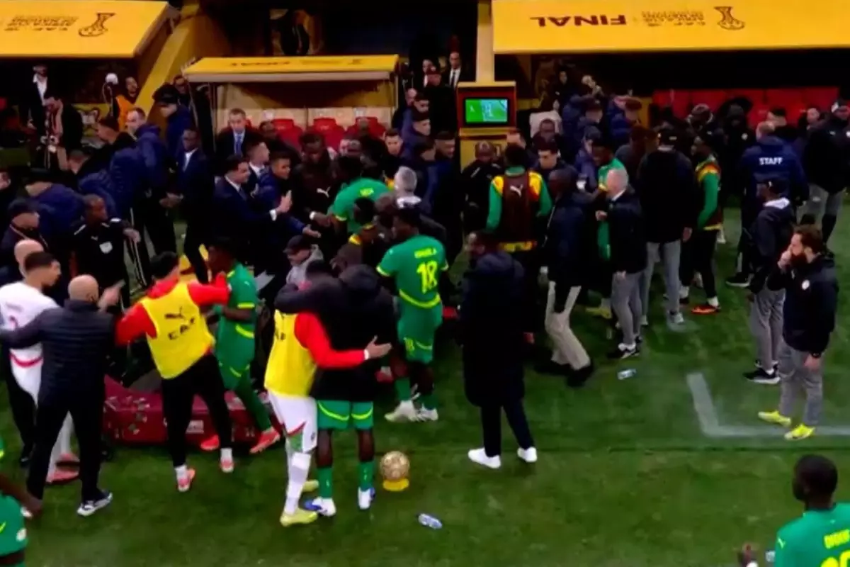 Afrika Kupası finalinde olay! 90+8'de verilen penaltı sonrası önce sahadan çekildiler, ardından geri döndüler