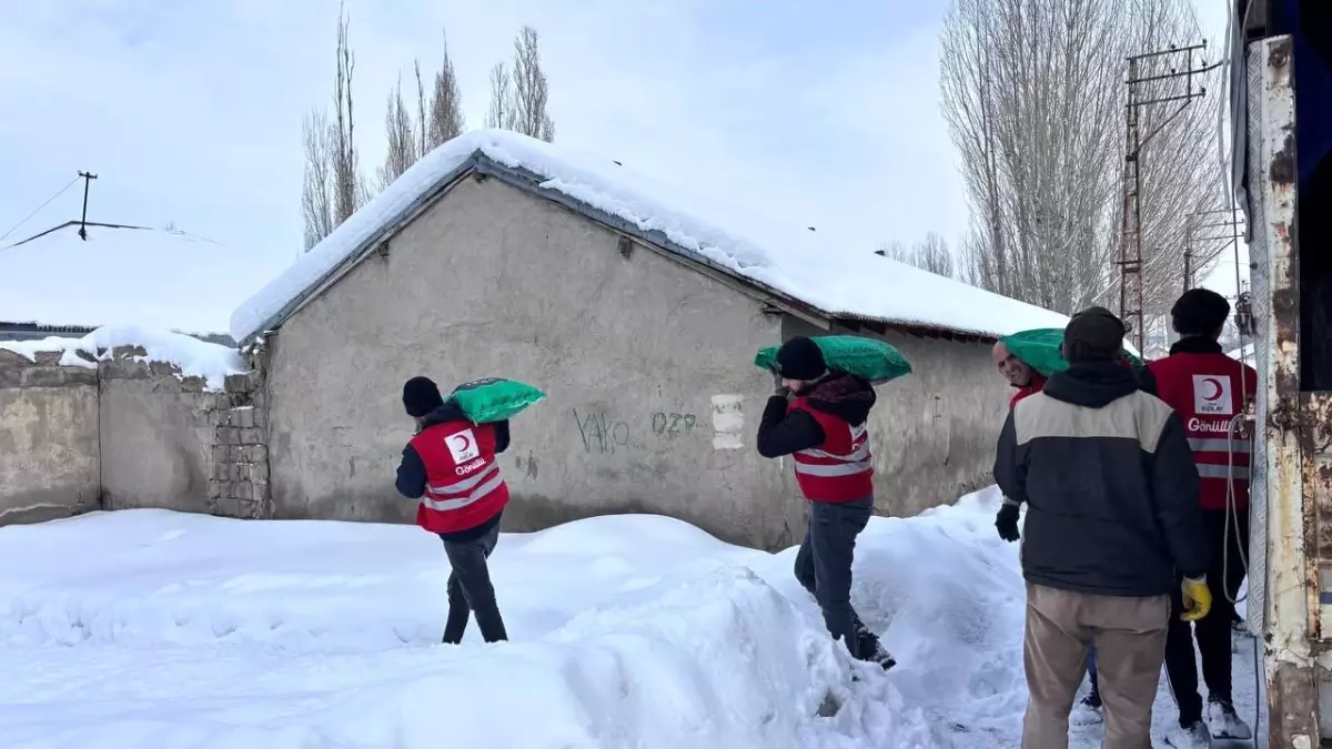 Ağrı'da Kızılay'dan ihtiyaç sahiplerine kömür yardımı