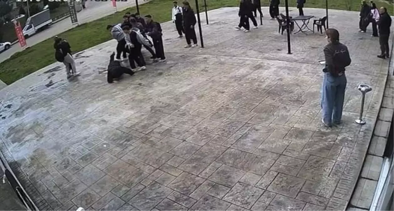 Akran zorbalığı sokağa taştı: Esnaf genci darp edilmekten kurtardı