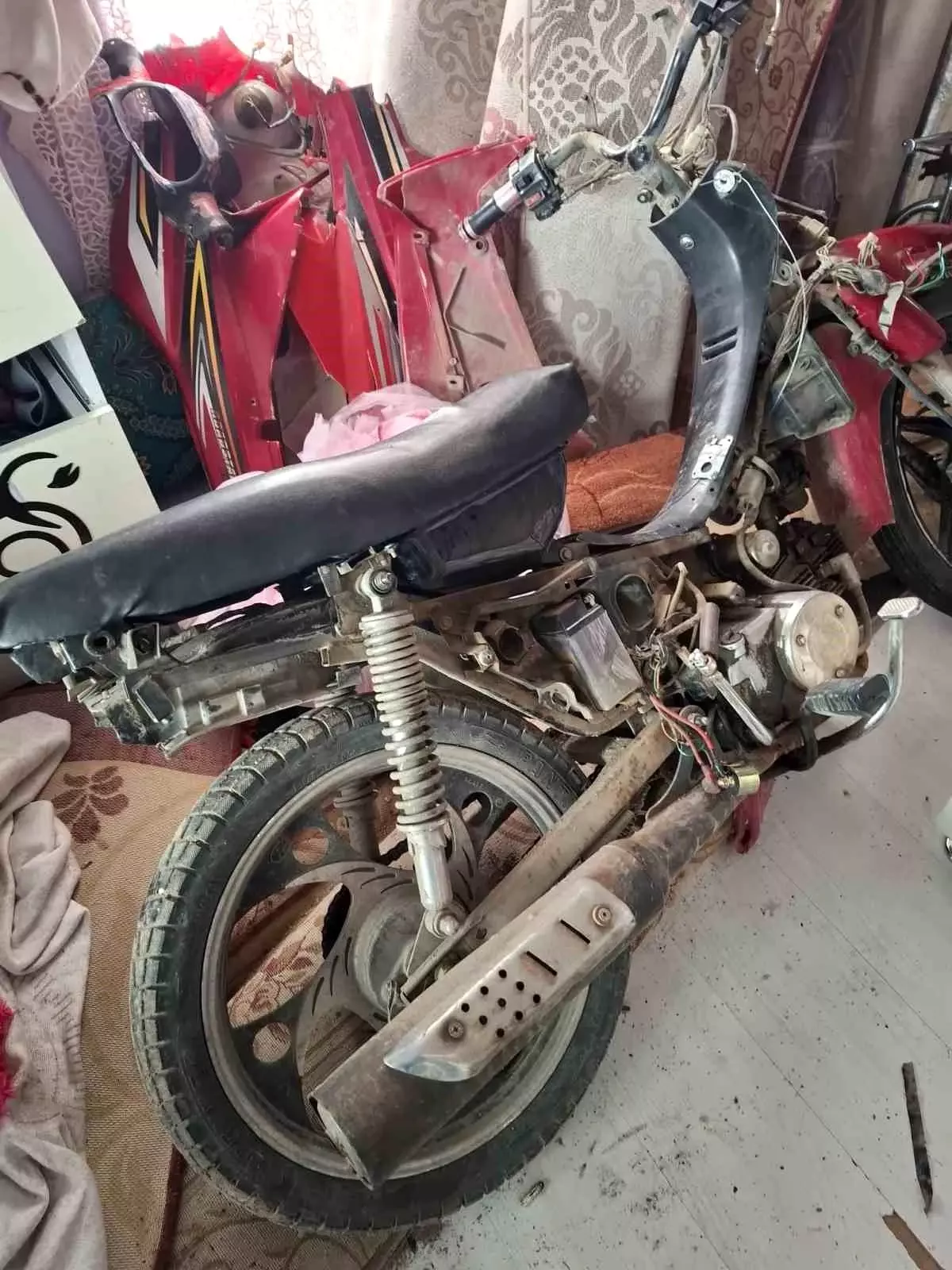 Akşehir'de çaldıkları motosikleti parçalarken yakalanan 2 kişi tutuklandı