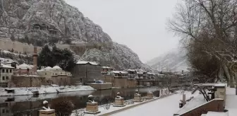 Amasya'da karın ardından caddeler beyaza büründü