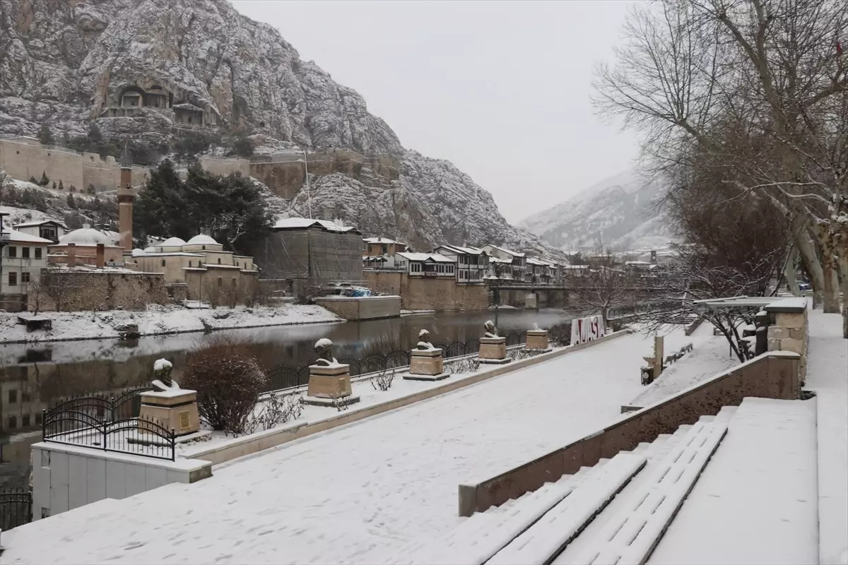 Amasya'da karın ardından caddeler beyaza büründü