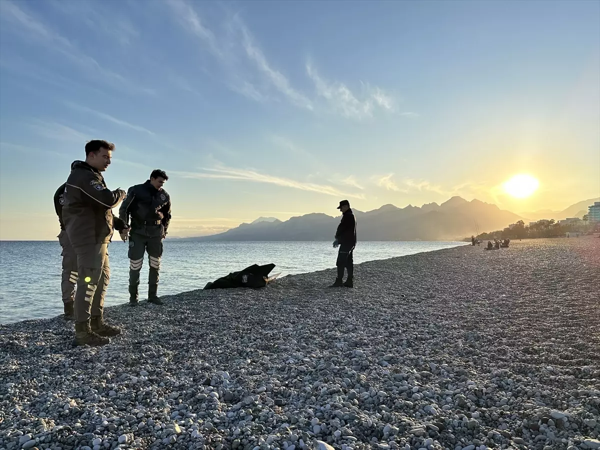Antalya'da sahilde erkek cesedi bulundu