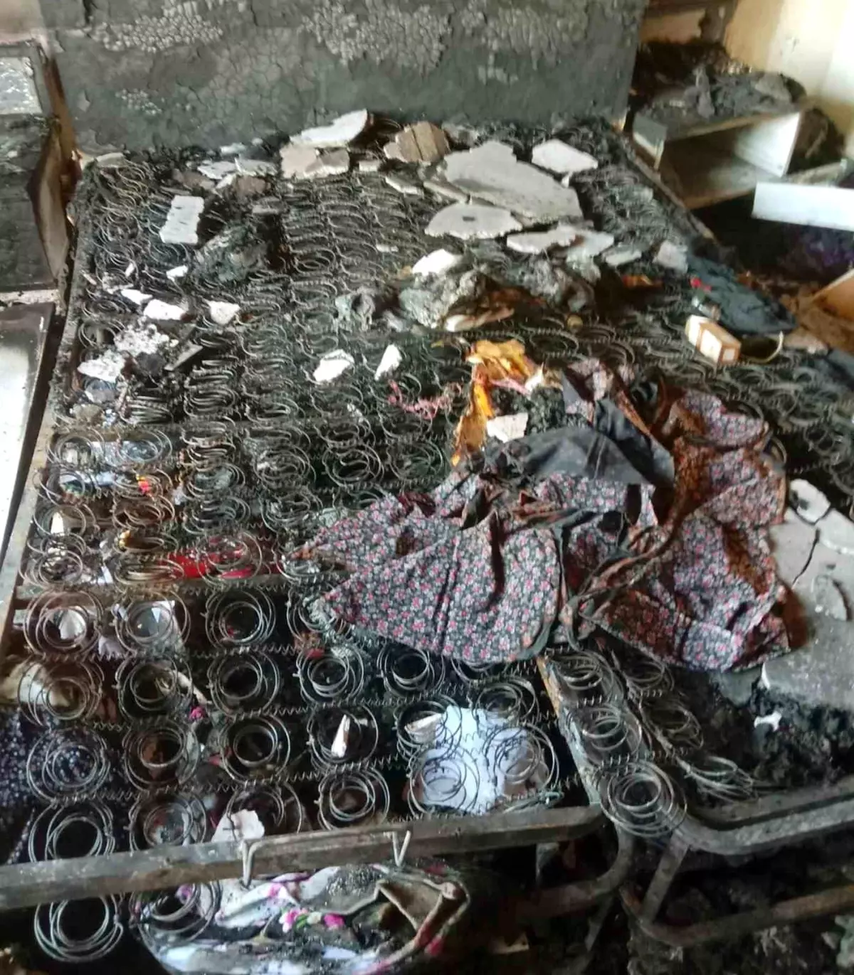 Araban'da kırsal mahalledeki ev yangınında eşyalar küle döndü