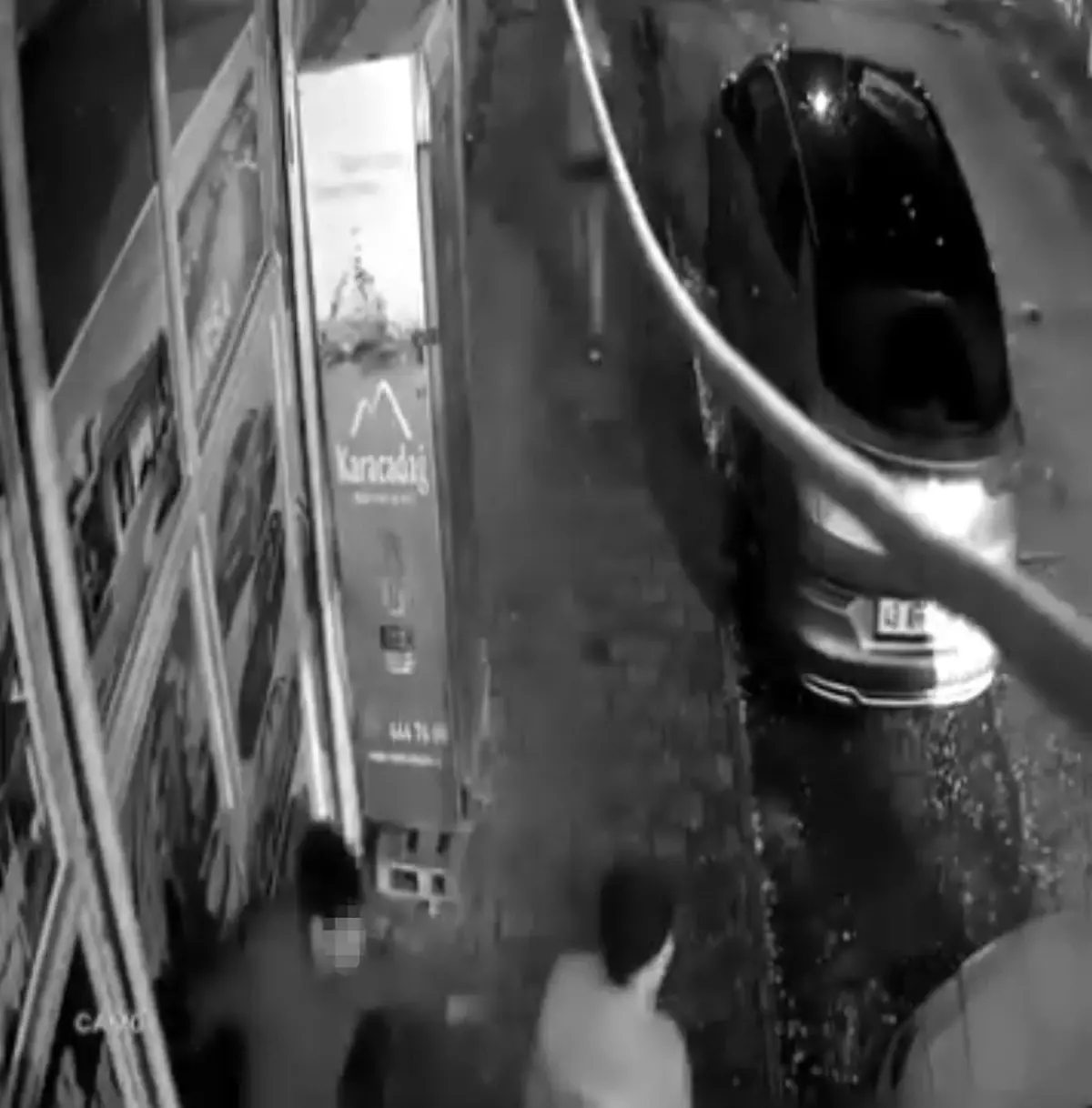 Arkadaşlarıyla şakalaşırken çarptığı camın kırılması ile iş yerinin içine düştü