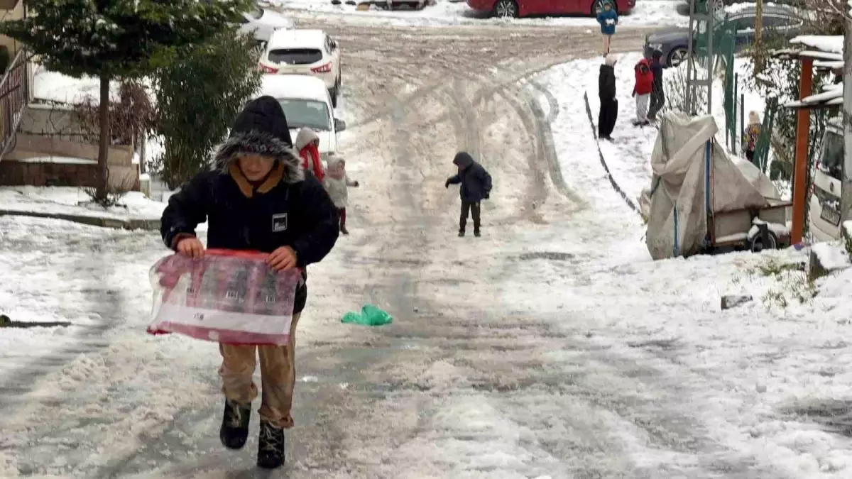 Arnavutköy'de kar yağışıyla kayak pistine dönen sokak dronla görüntülendi