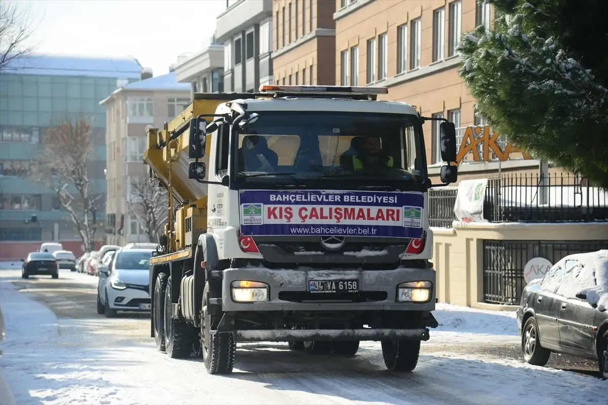 Bahçelievler Belediyesi, karla mücadele çalışmalarını aralıksız sürdürüyor