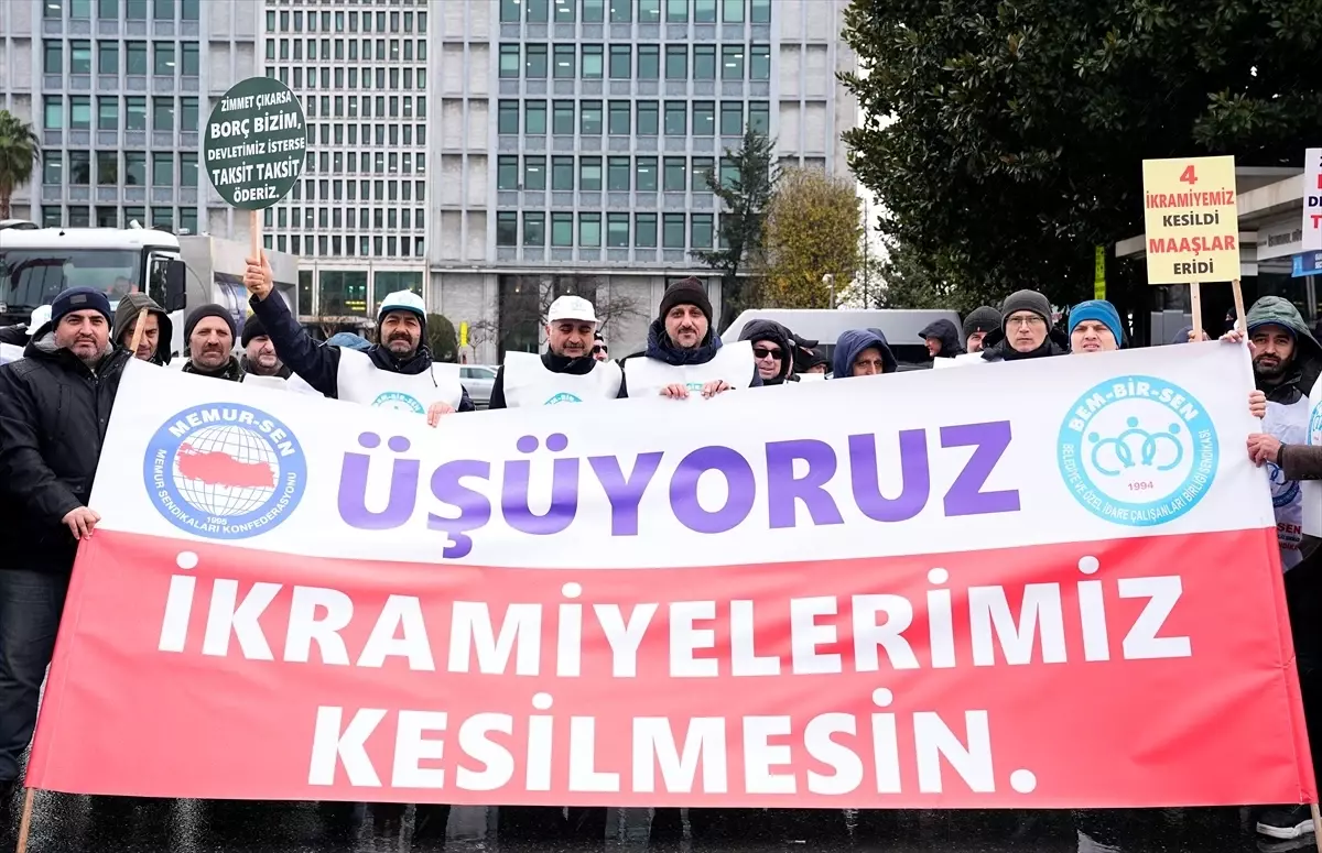 Bem-Bir-Sen üyelerinden İBB'ye Sosyal Denge Sözleşmesi protestosu