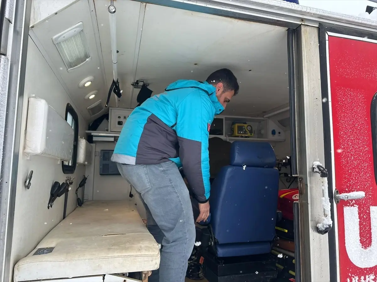 Bingöl'de yolu kapanan köylerdeki 2 diyaliz hastası ekiplerce hastaneye ulaştırıldı