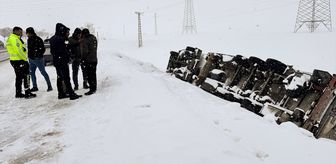 Bitlis'te kontrolden çıkan tır devrildi