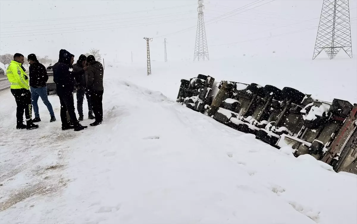 Bitlis'te kontrolden çıkan tır devrildi