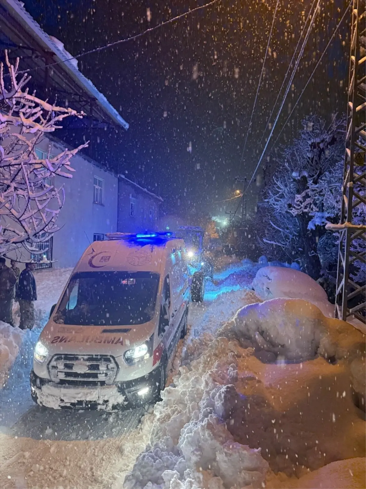 Bitlis'te yolu kardan kapanan köyde rahatsızlanan kadın, ekiplerce hastaneye ulaştırıldı