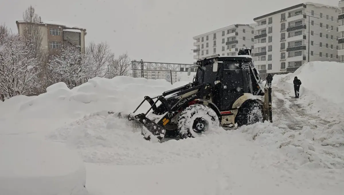 Bitlis'te yolu kardan kapanan köydeki hasta için ekipler seferber oldu