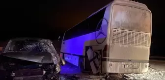 Çankırı'da servis otobüsü ile panelvanın çarpıştığı kazada 3 kişi yaralandı