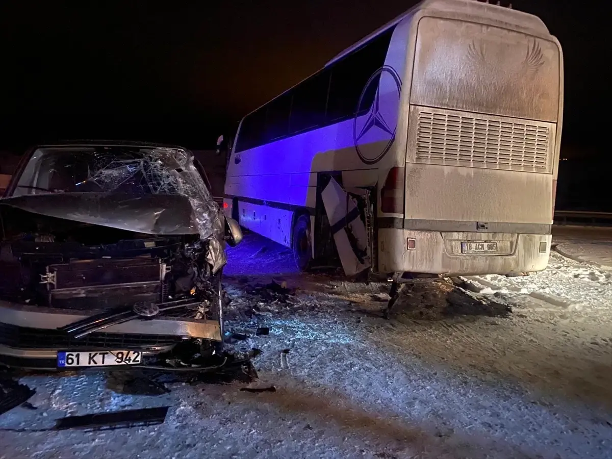 Çankırı'da servis otobüsü ile panelvanın çarpıştığı kazada 3 kişi yaralandı