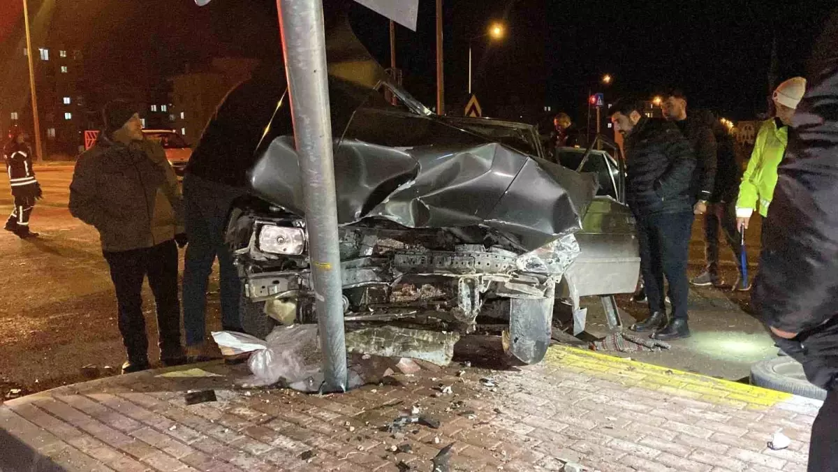 Çorum'da iki otomobil çarpıştı: 4 yaralı