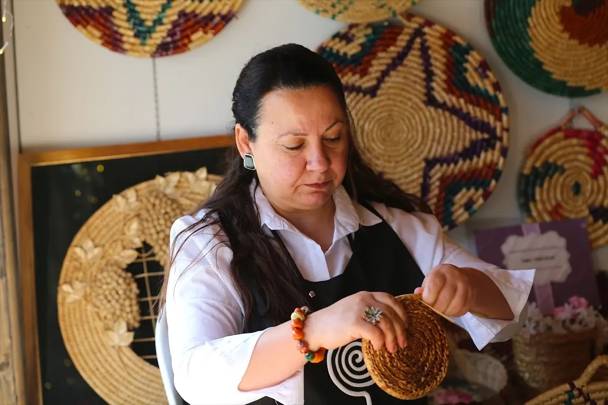 Depremde iş yeri yıkılan hasır örme sanatçısının yüzü Kültür ve Sanat Çarşısı'nda güldü