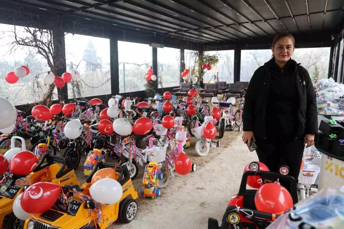 Depremzede öksüz ve yetim çocukların yüzü hediyelerle güldü