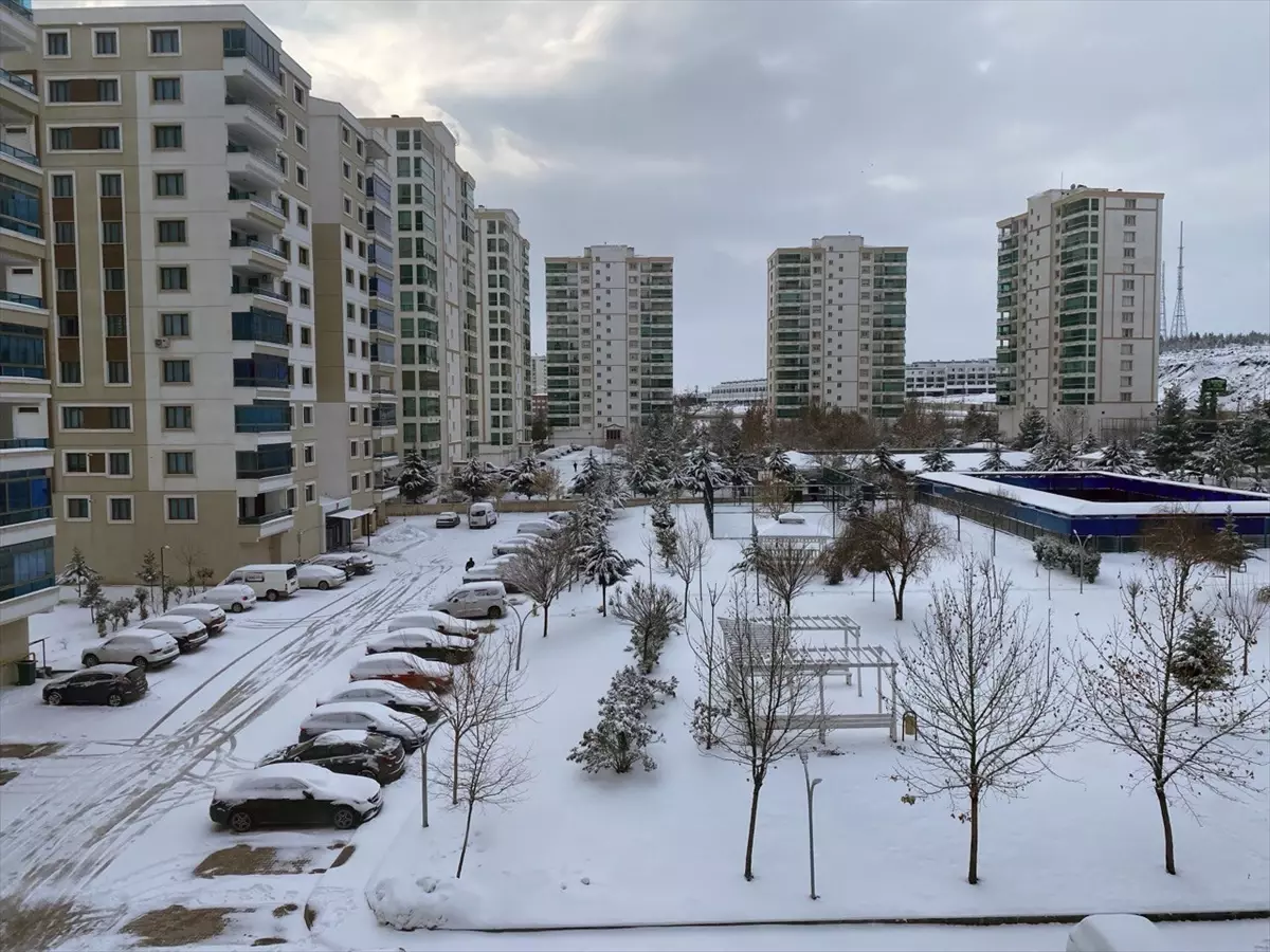 Diyarbakır'da kar yağışı etkili oldu
