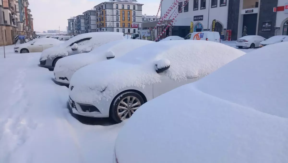 Diyarbakır'da kar yağışı etkili oldu; uçuşlar iptal edildi