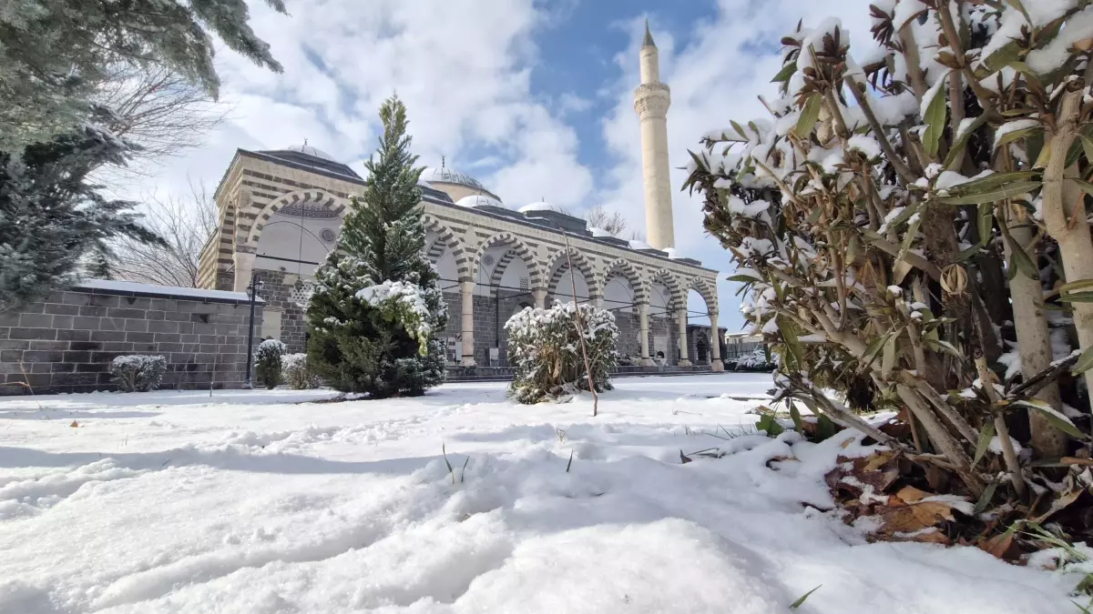 Diyarbakır'da kar yağışı etkili oldu; uçuşlar iptal edildi