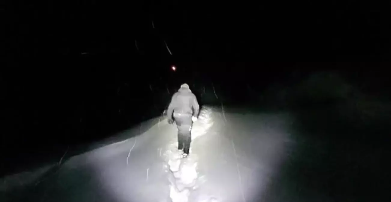 Ekipler yoğun sis ve kar altında 3 kilometre yürüyüp hastaya ulaştı