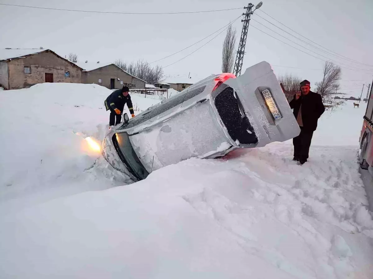 Elazığ'da karda kayan hafif ticari araç devrildi: 2 yaralı
